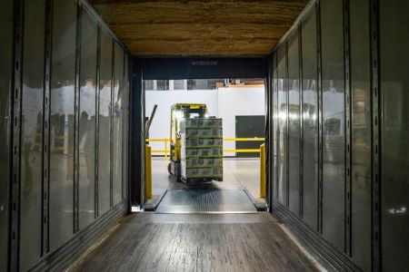 How Pallet Trucks Help Retail Warehousing Adapt to Changing Consumer Habits