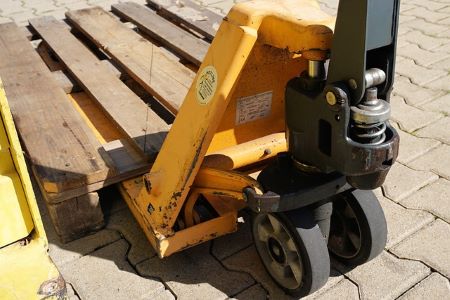Common mistakes to avoid when using a pallet truck